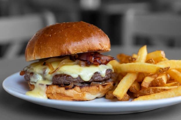 Burger savoyard au reblochon à la Brasserie Le Saint Ouen Saint-Ouen-du-Tilleul